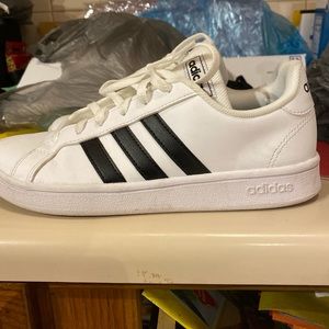 Women’s adidas shoes size6